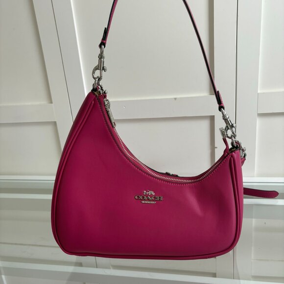 Coach Maroon Hobo Bag A Blend of Retro Charm and Modern Functionality - Picture 2 of 6
